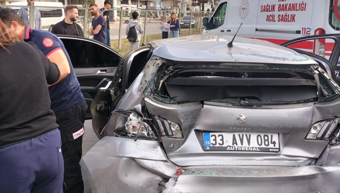 Batman’da trafik kazası! Araçta sıkışan 2 kişi kurtarıldı