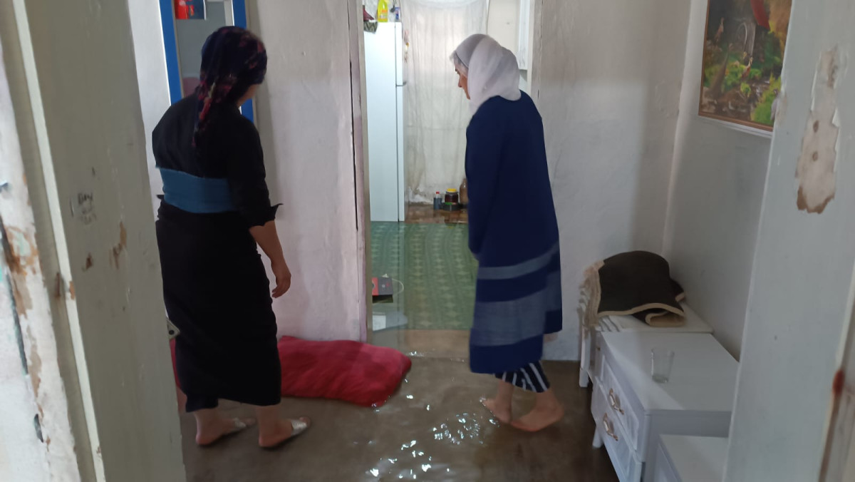 Batman’da ev sel altında kaldı