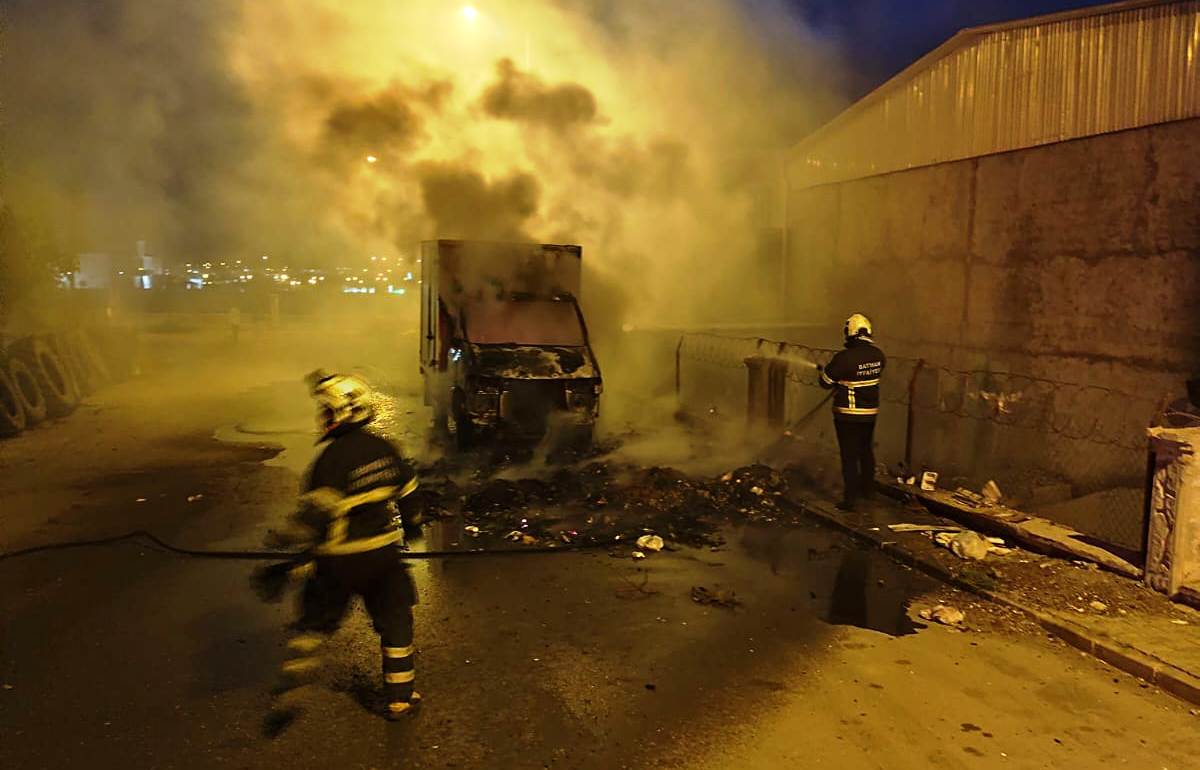 Batman’da park halindeki kamyonet alev aldı