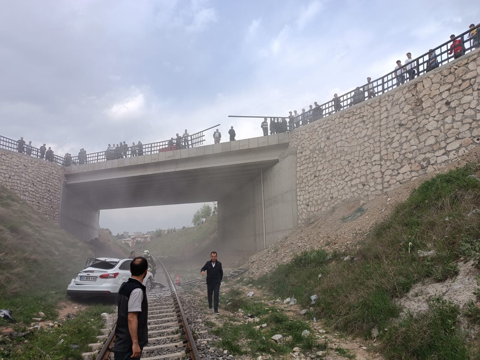 Batman’da kontrolden çıkan otomobil demir yoluna uçtu