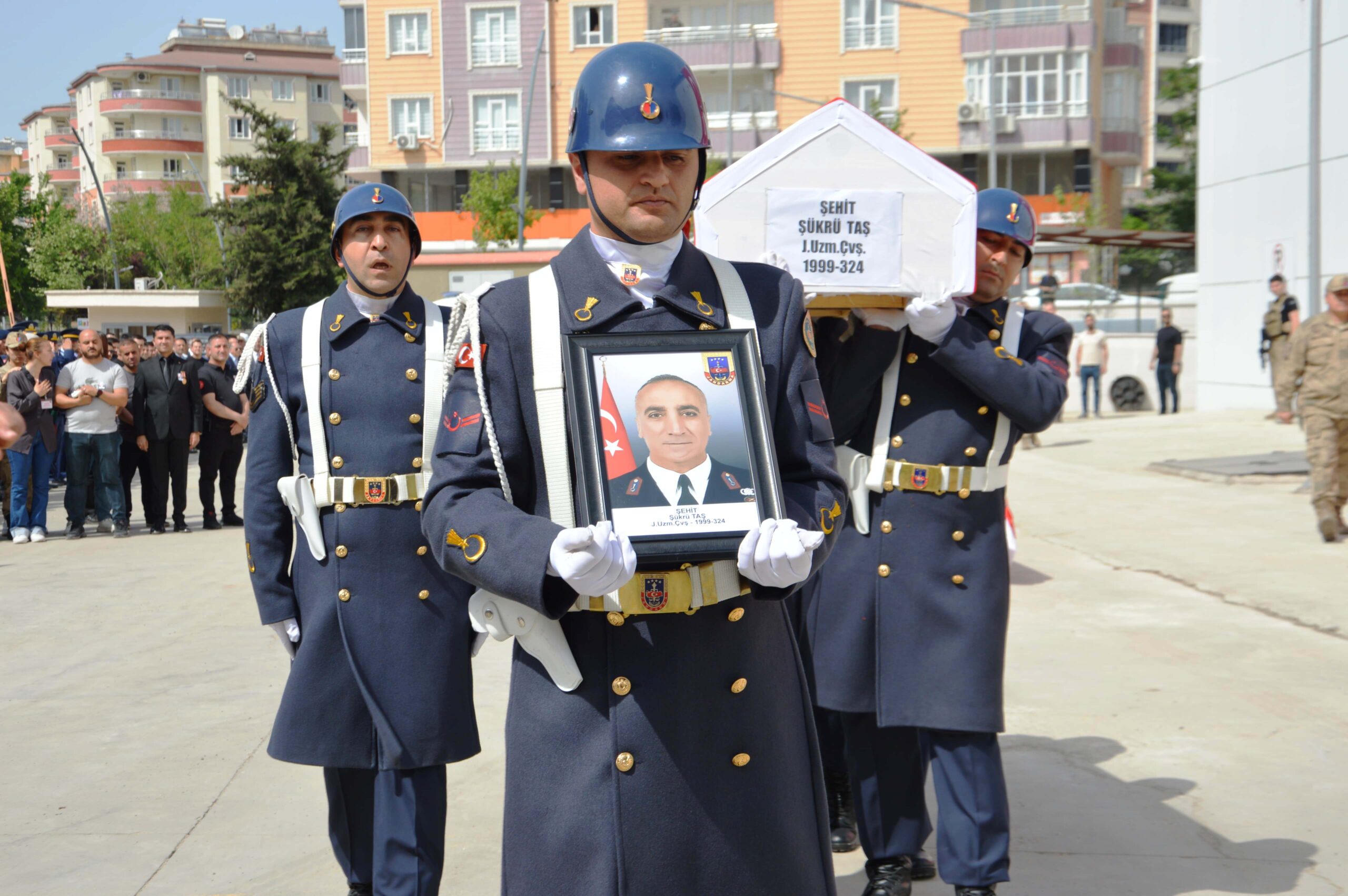 Batman’da şehit uzman çavuş Taş memleketine uğurlandı