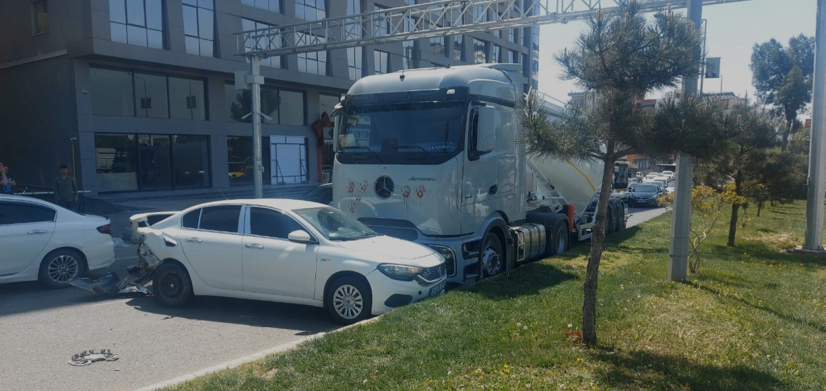 Batman Esentepe Kavşağı’nda TIR ile otomobil çarpıştı