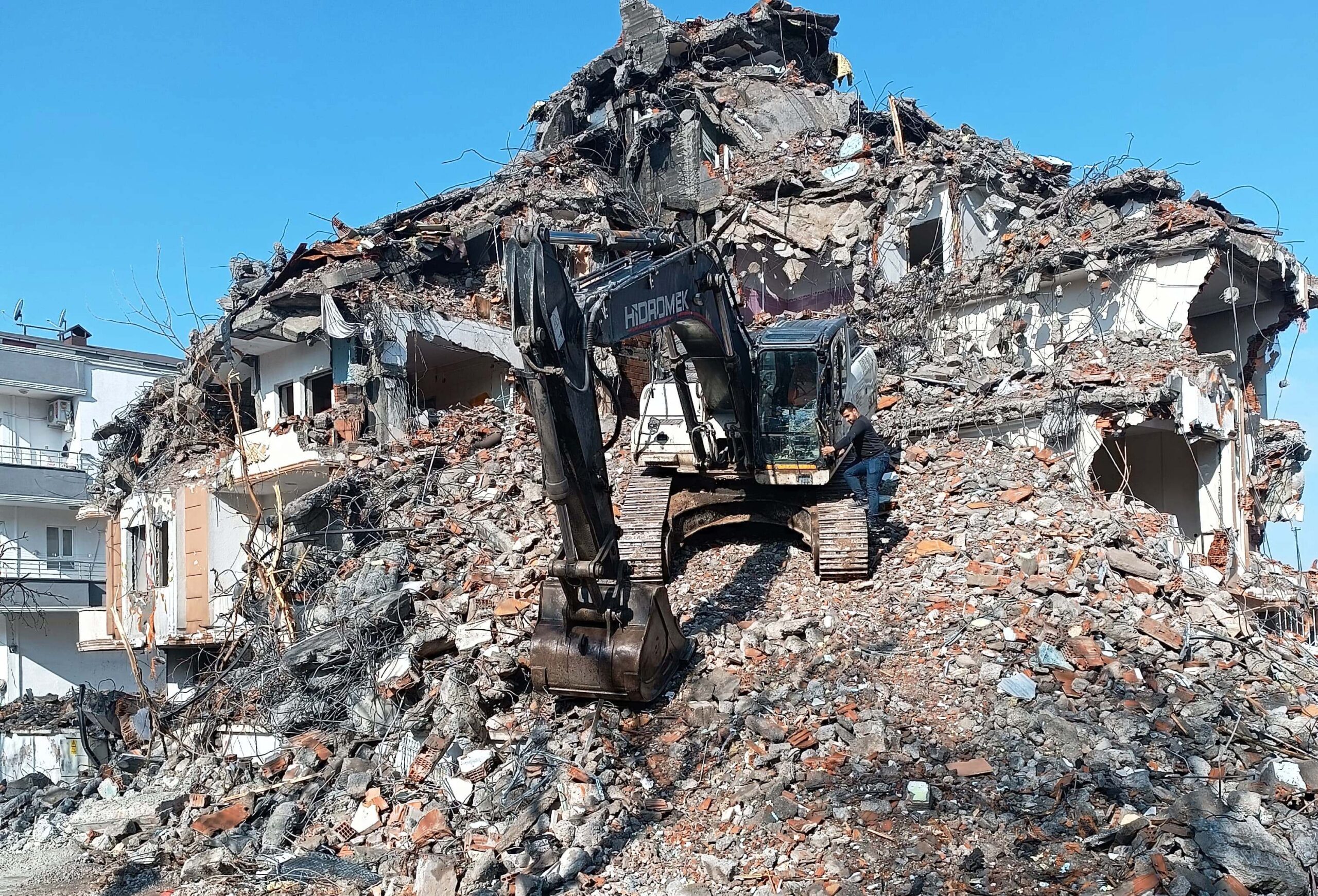 Batman’da 5 yapının yıkımı gerçekleştirildi