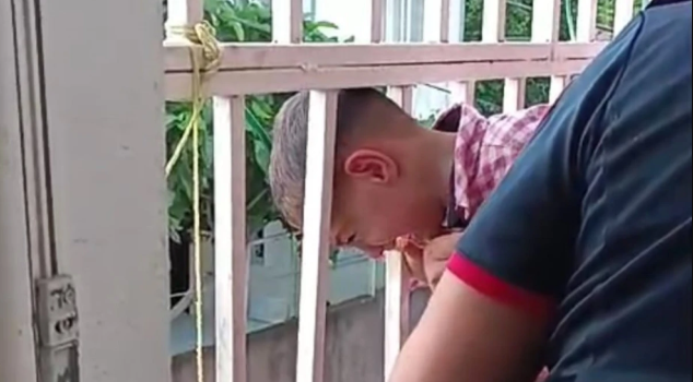 Batman’da küçük çocuk balkon demirlerine sıkıştı