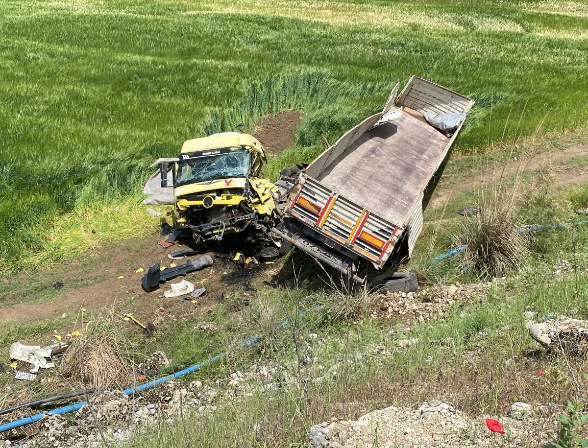 Batman’da Tır 20 metrelik uçurumdan yuvarlandı