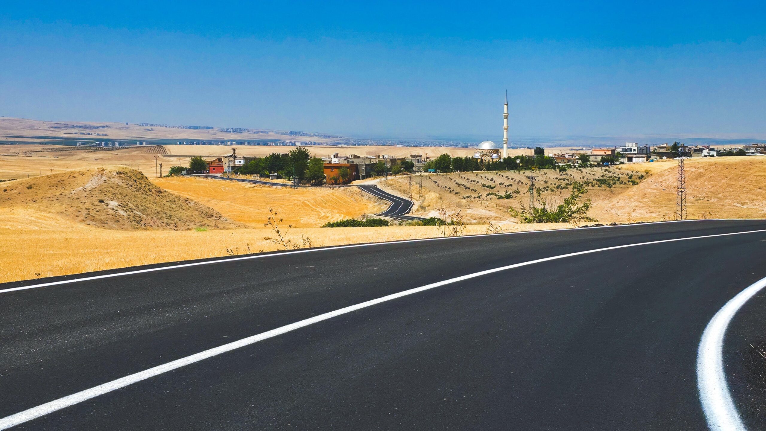 Tarihi manastırın yolu tamamlandı