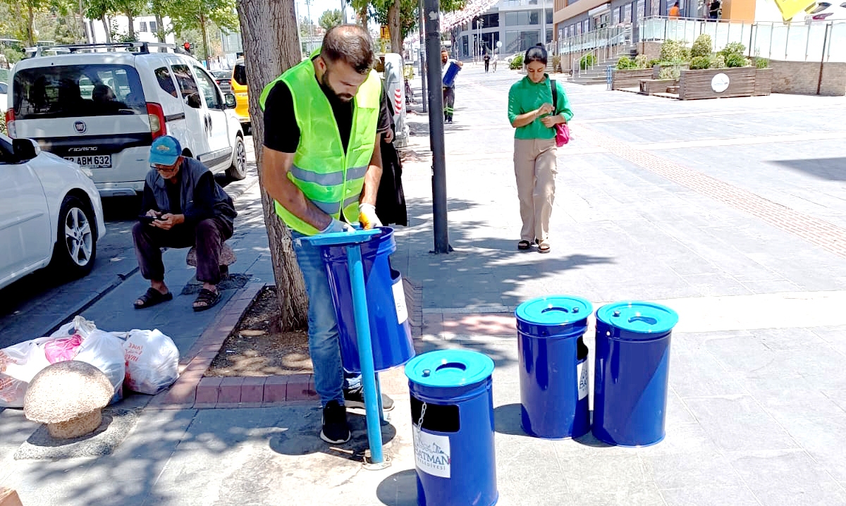 Turgut Özal Bulvarı’nda Çöp Kovaları yenilendi