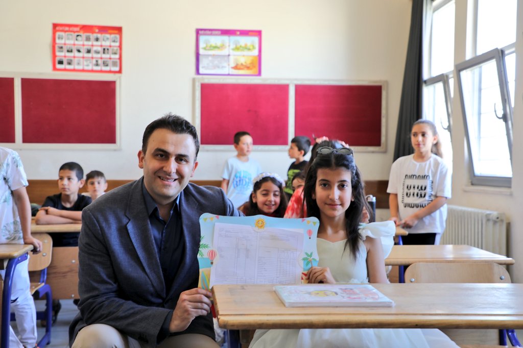 Kaymakam İmrak, öğrencilerin karne sevincine ortak oldu