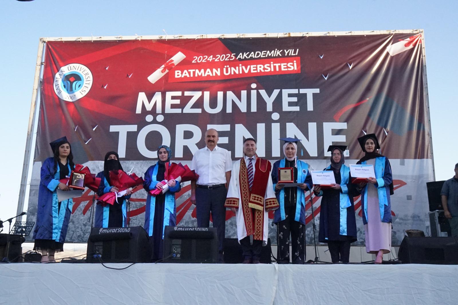 Batman Üniversitesi’nde Mezuniyet Coşkusu