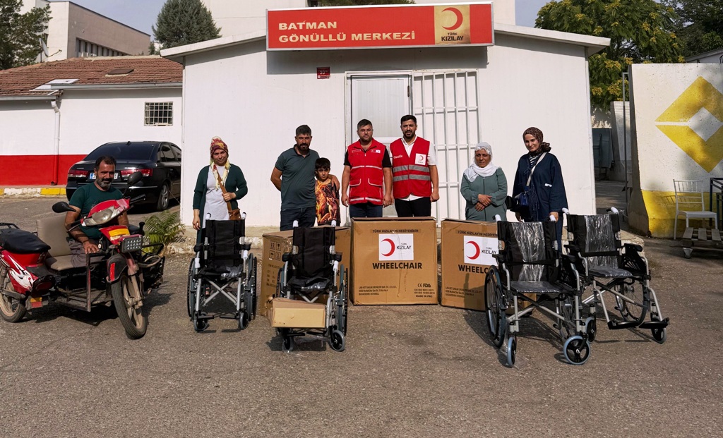 Engellilere tekerlekli sandalye desteği