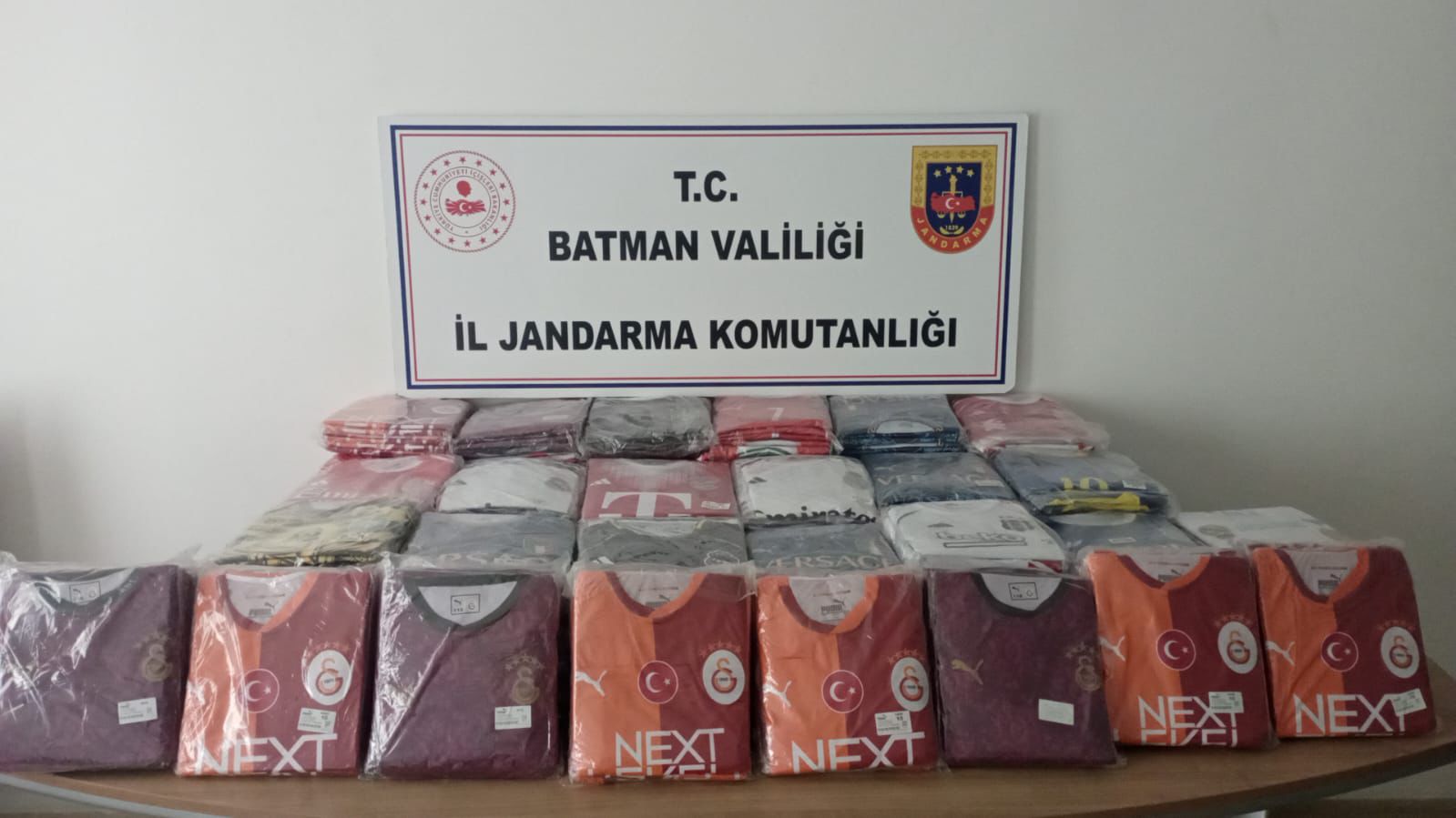 1 Milyon 200 Bin TL değerinde taklit forma ele geçirildi