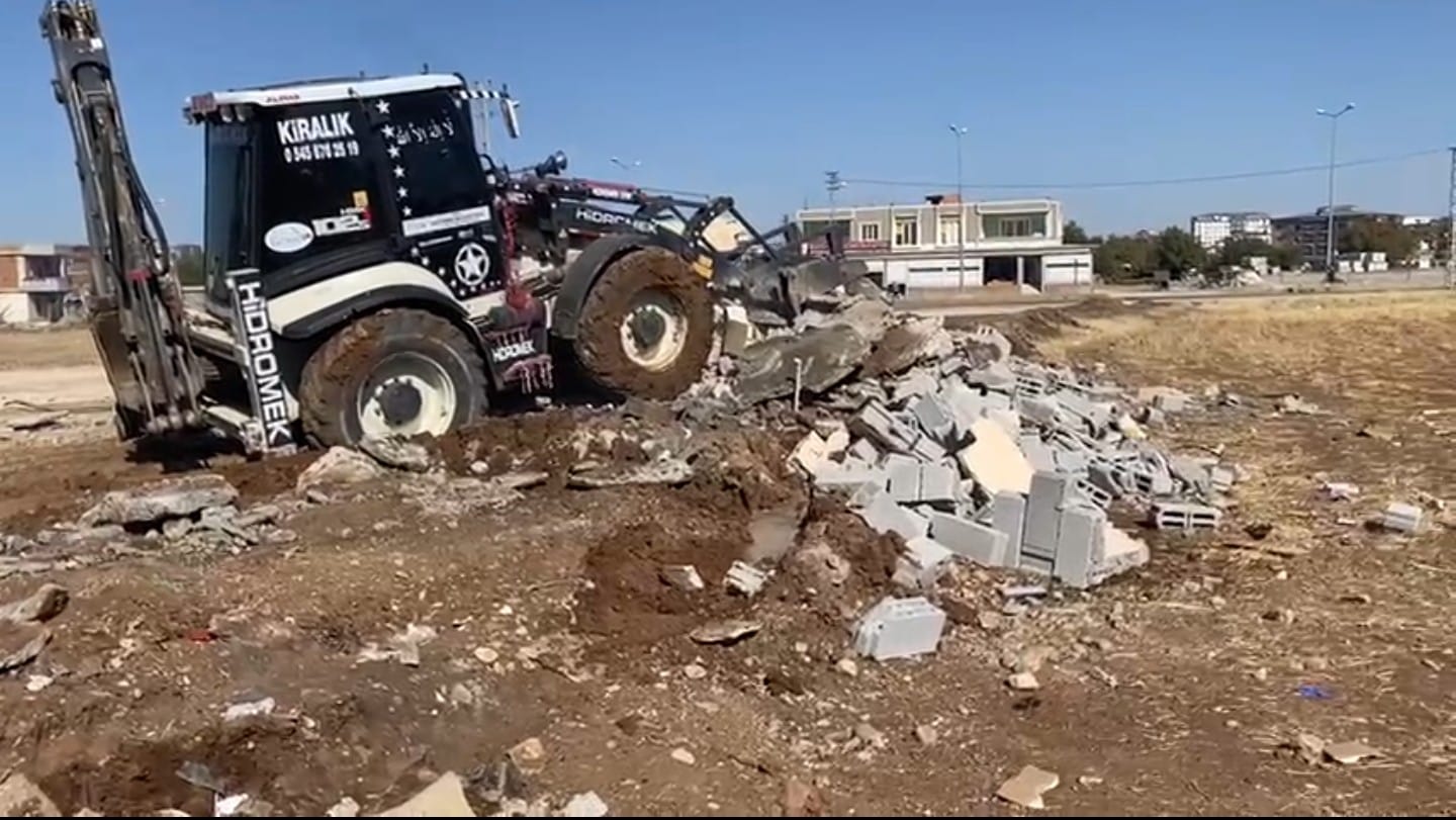 Batman Belediyesi kaçak yapıları yıktı