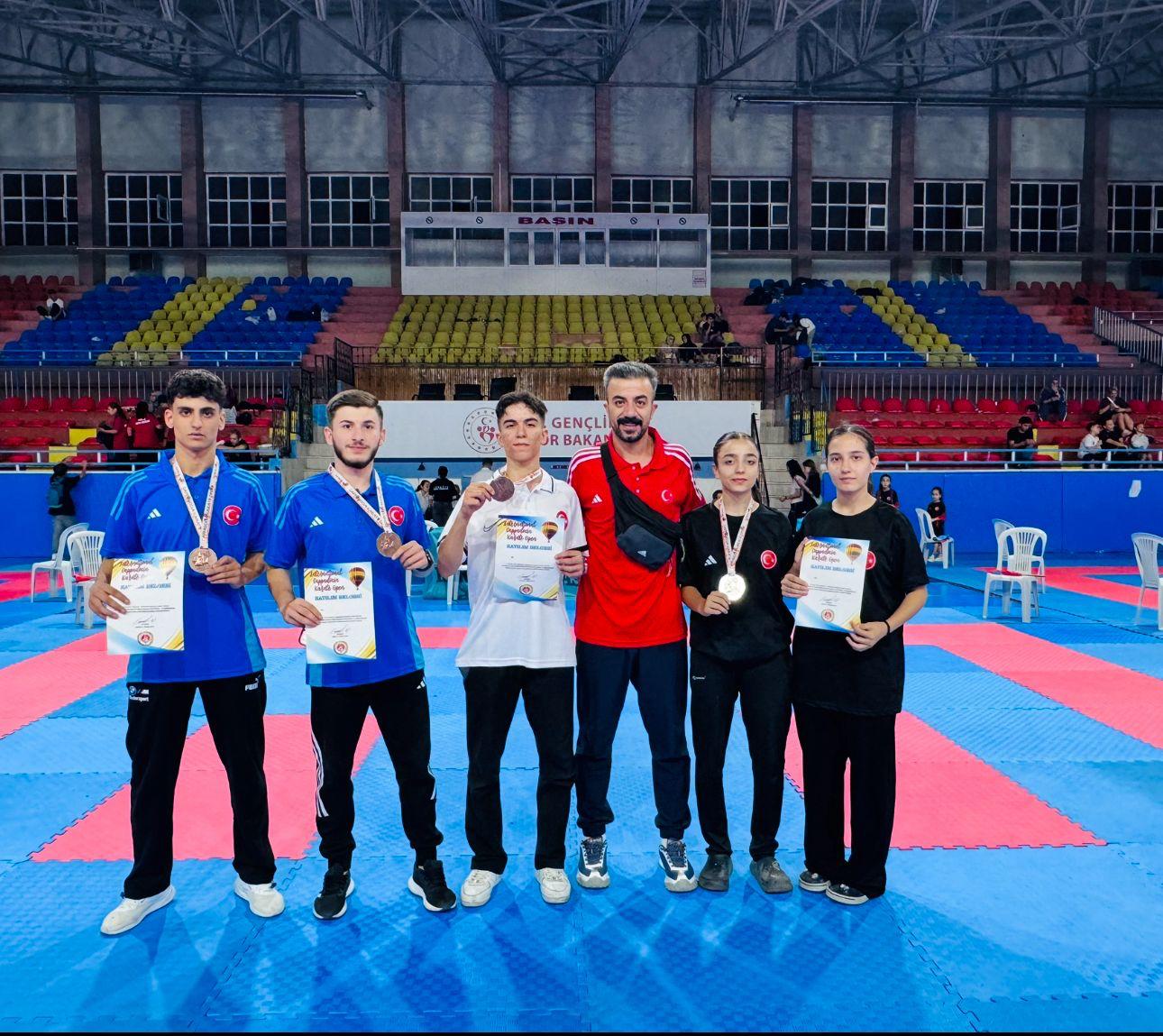 Batmanlı karateciler uluslararası turnuvadan madalyalarla döndü