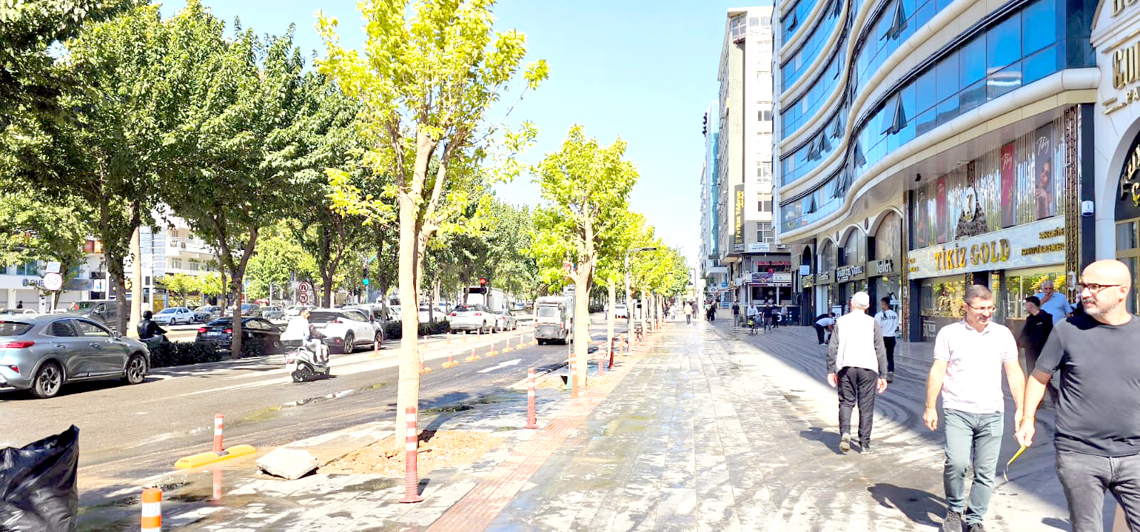 Turgut Özal Bulvarı’nda Ağaç Dikim Çalışmaları Sürüyor