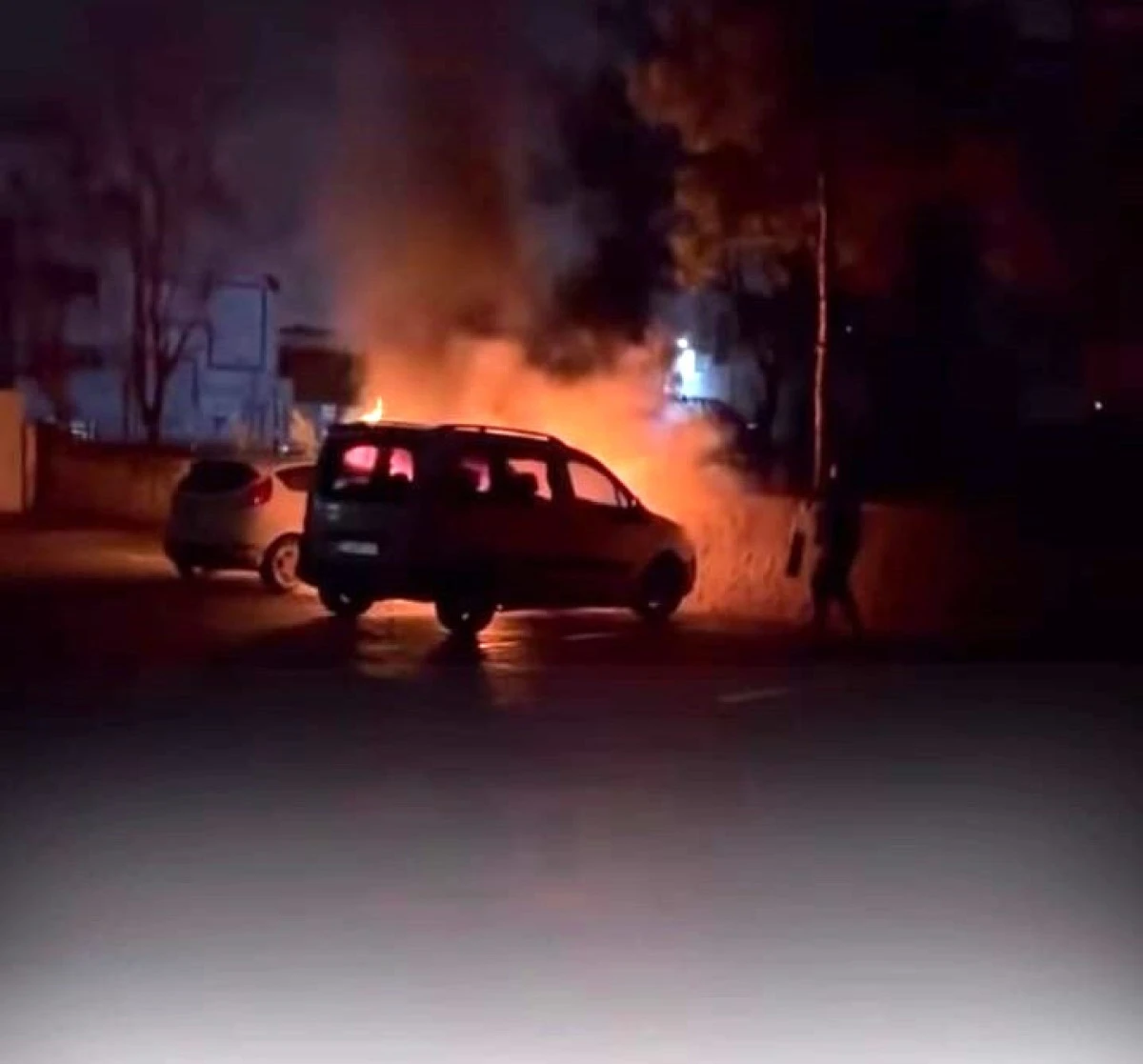 Batman’da Park halindeki araç bir anda alev aldı