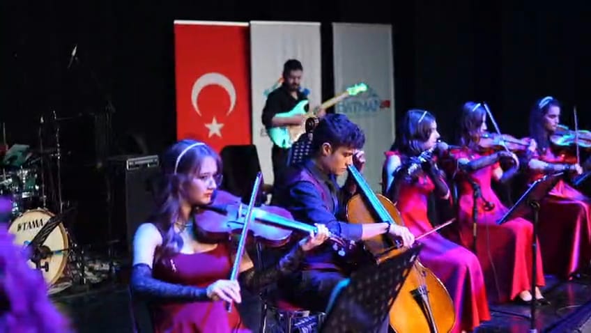 Nostalji rüzgarı Ahmet Güneştekin’de esti