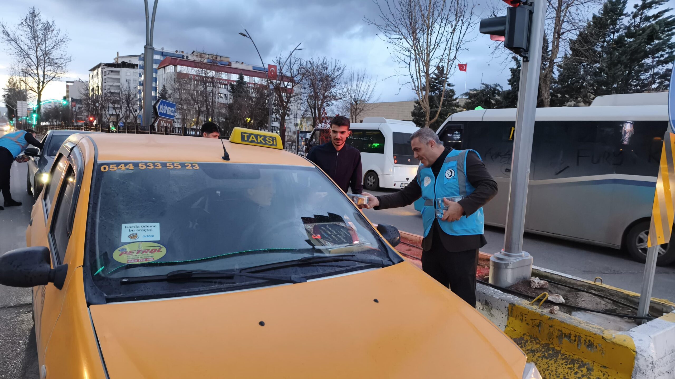 Batman’da iftara yetişemeyenlere kumanya desteği