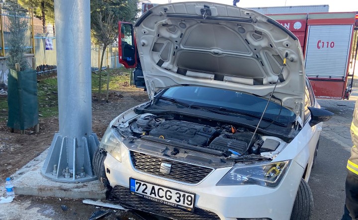 Batman’da kontrolden çıkan otomobil direğe çarptı