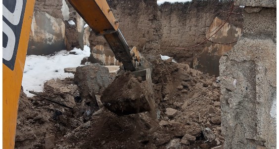 Batman’da metruk binalar birer birer yıkılıyor