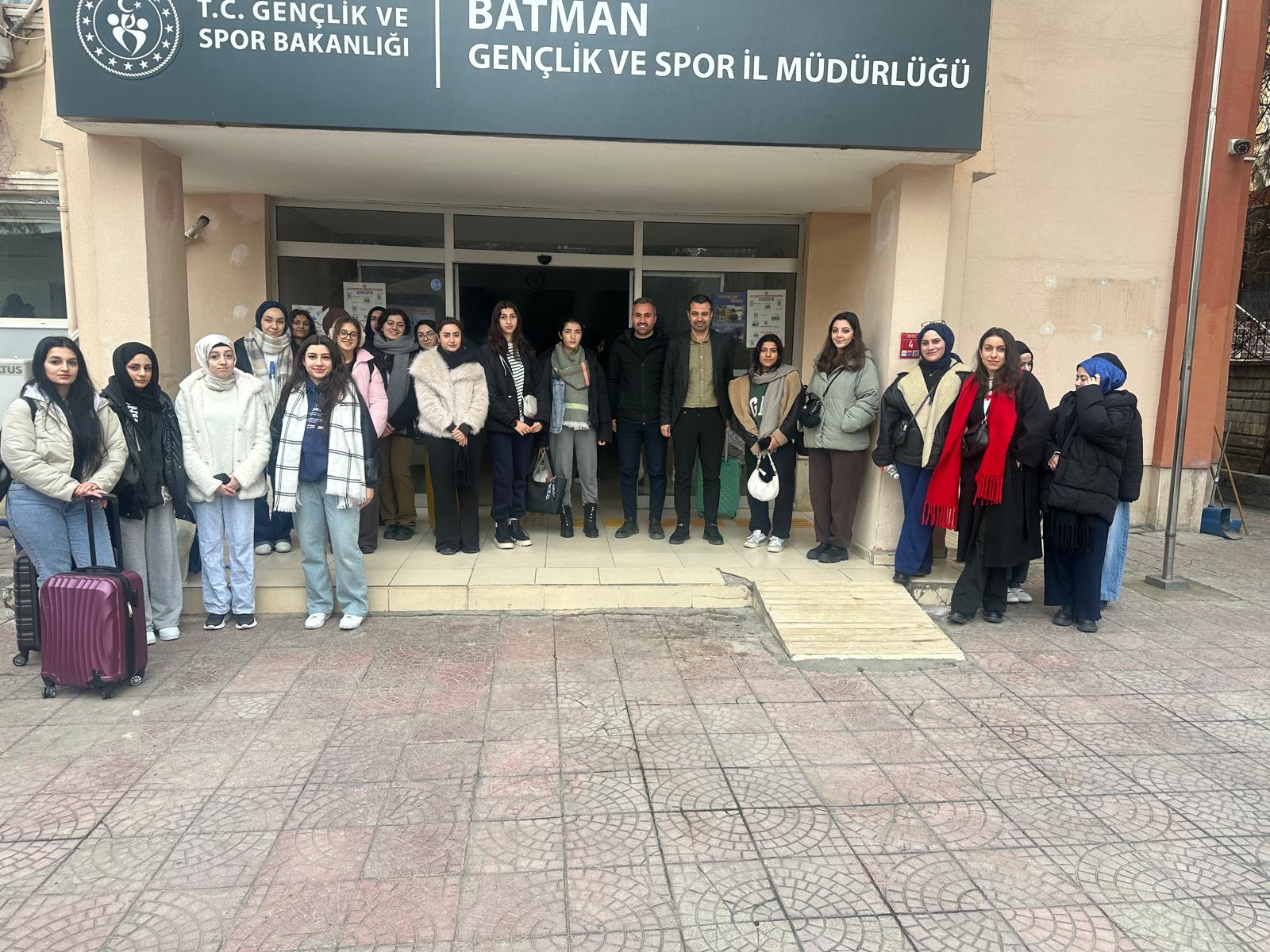 Batmanlı genç kızlar Bitlis’e uğurlandı