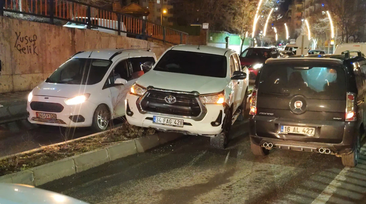 Batman’da alt geçitte kaza: Araç refüje çıktı