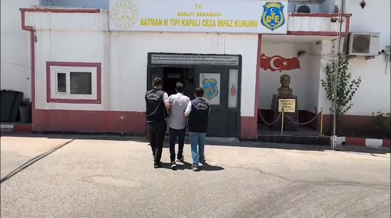 Batman’da her yerde aranan firari minibüste yakalandı