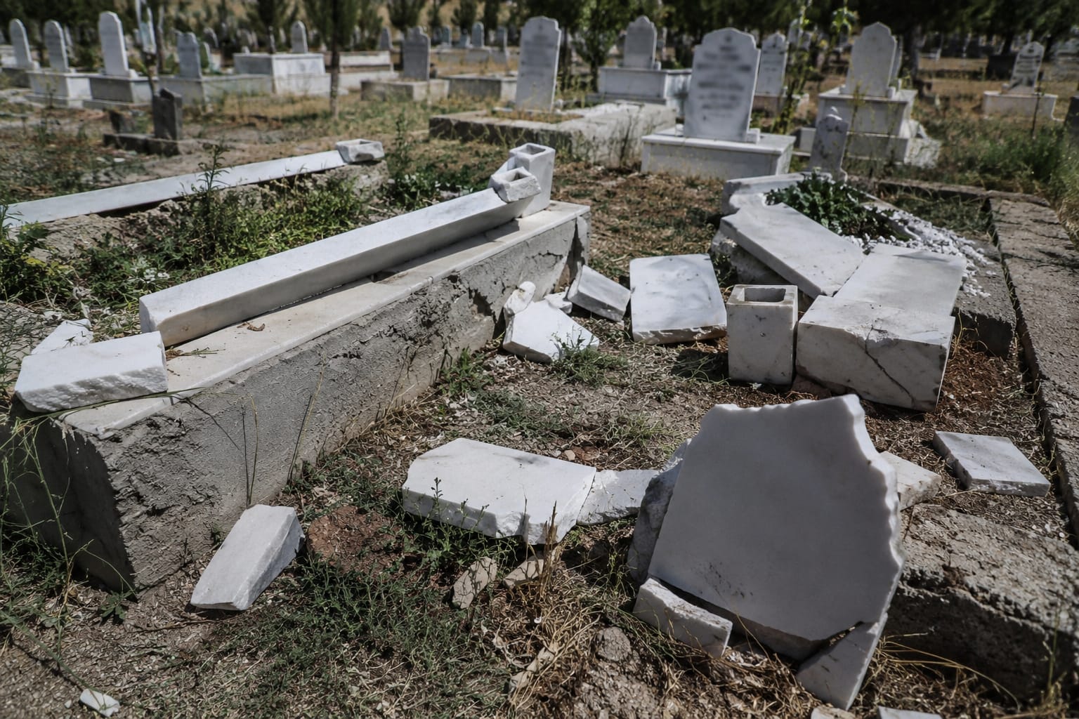 Mezarlıkta dikkat çeken olay: 19 mezar tahrip edildi