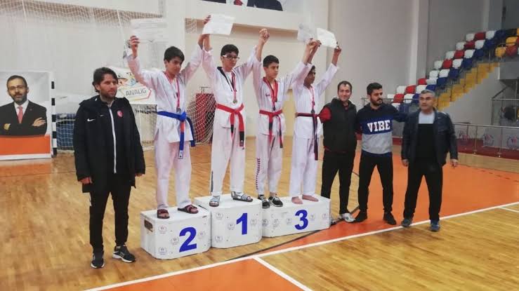Batmanlı tekvandocular yarı finale yükseldi