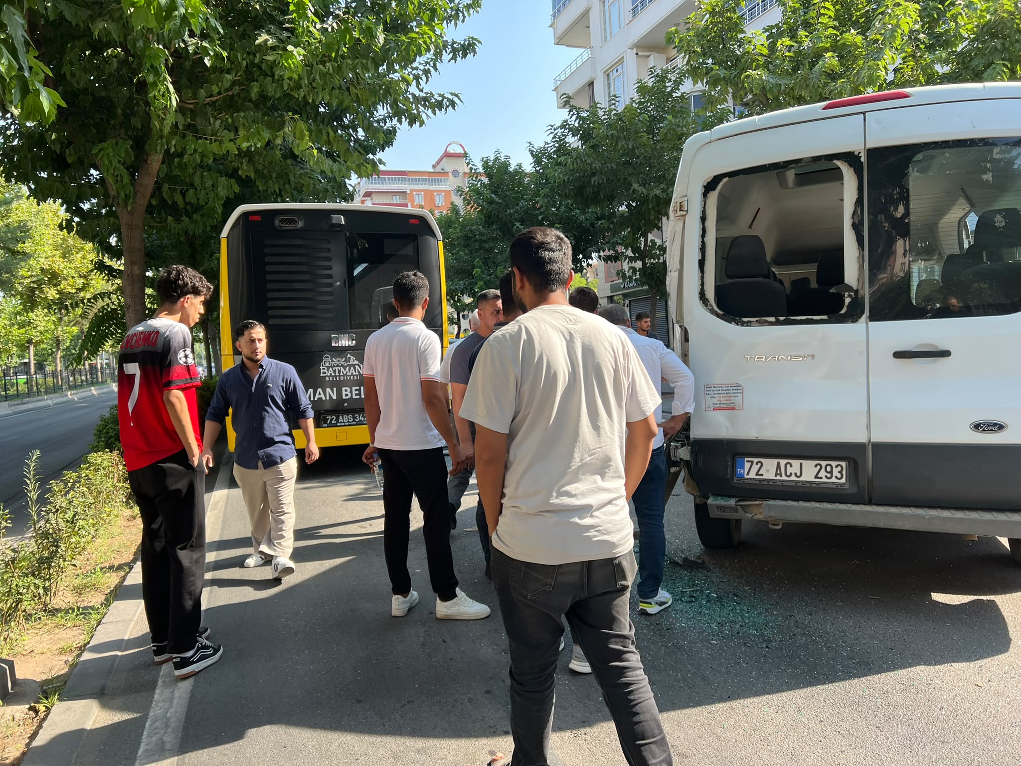 Batman’da belediye otobüsü ile minibüs çarpıştı