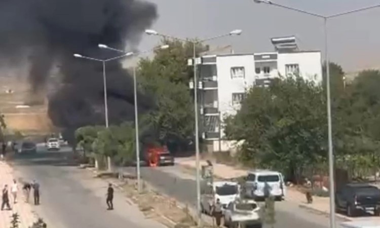 Batman’da seyir halindeki otomobil alev alev yandı