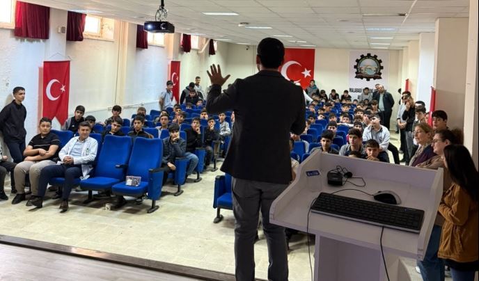 Batman’da akademisyenler liselere konuk oldu