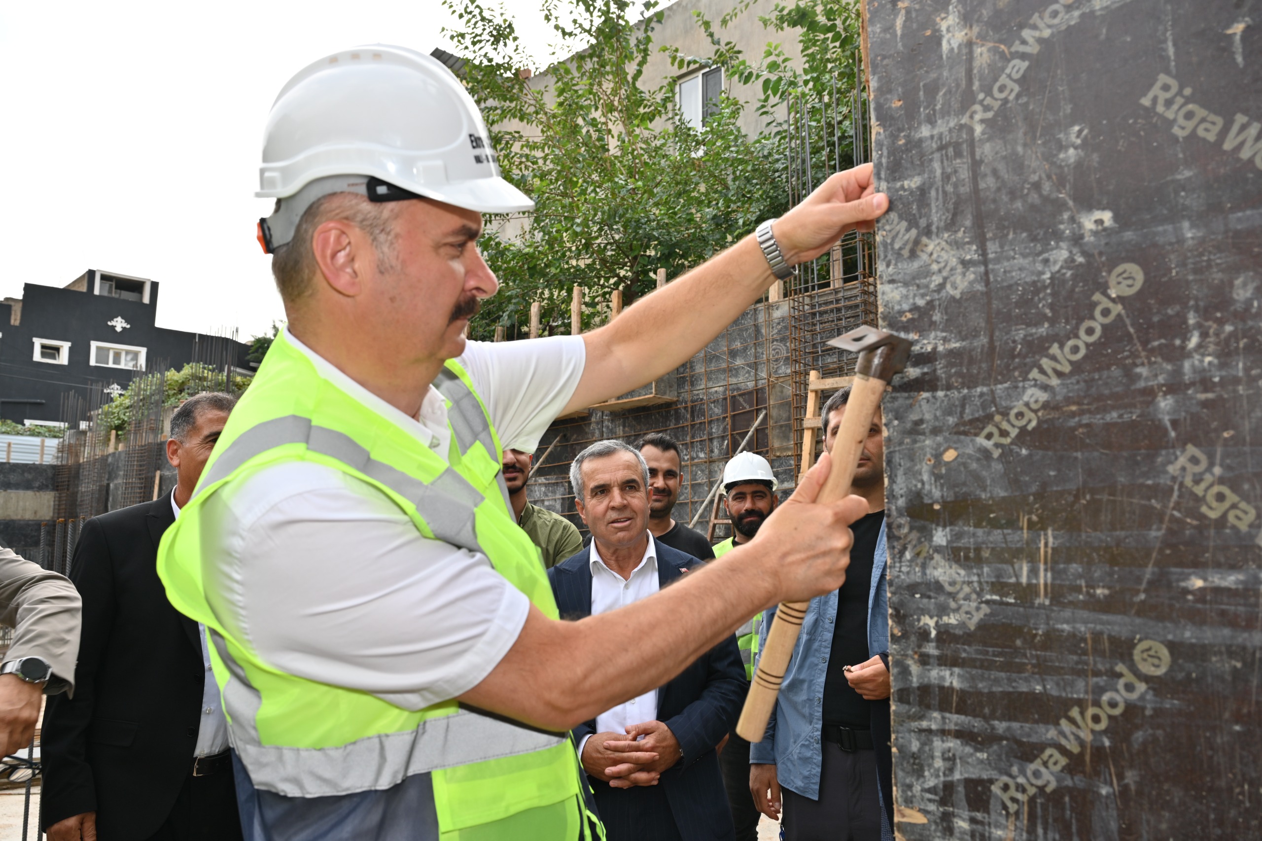 Batman’da mahalleli talep etti, vali hemen temeli attı