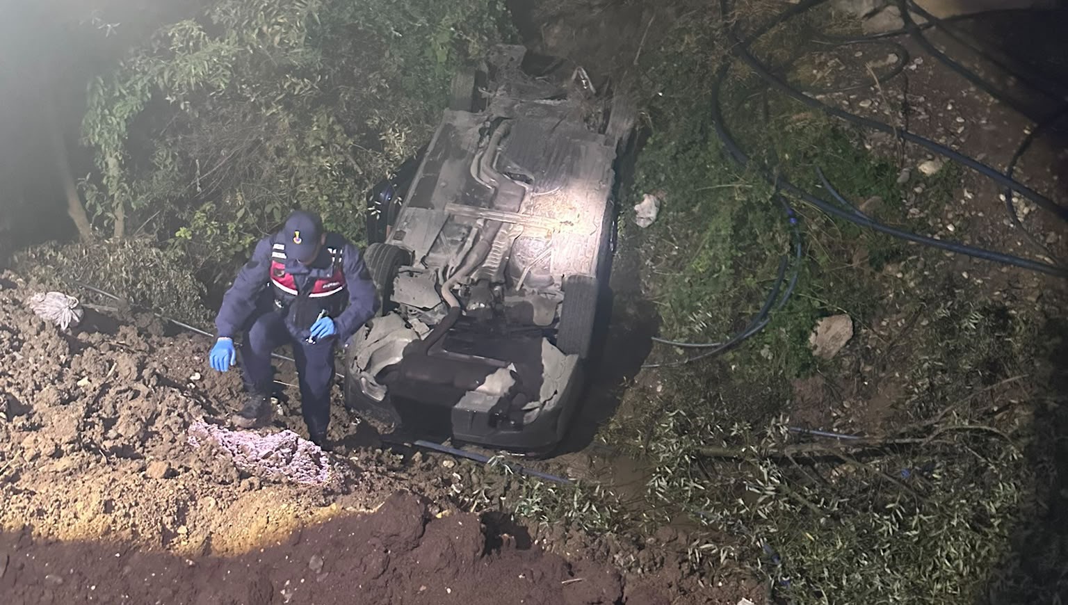 Batman’da otomobil şarampole yuvarlandı